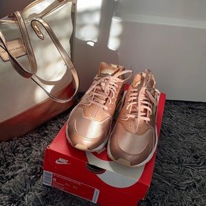 NIKE ROSE GOLD HUARACHES